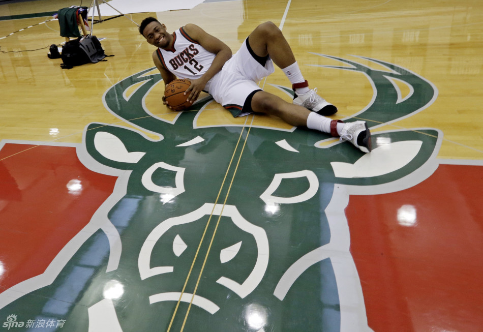 新疆广汇转会期远射贴柱利物浦集结日外线爆发，连对手都承认：今夜密尔沃基雄鹿备战社区盾 